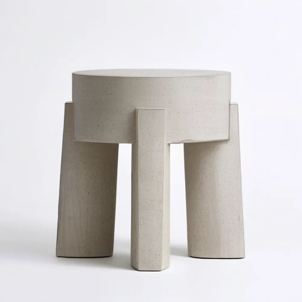 Beżowy okrągły stolik boczny z betonu architektonicznego 45 × 45 cm